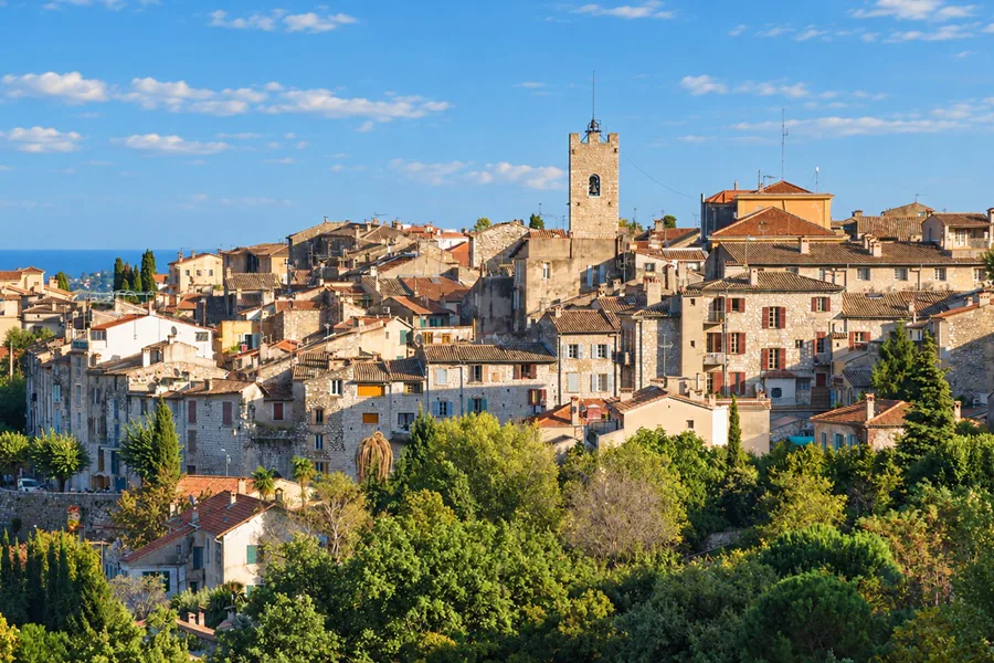 La vieille ville de Vence et son clocher, la mer au loin