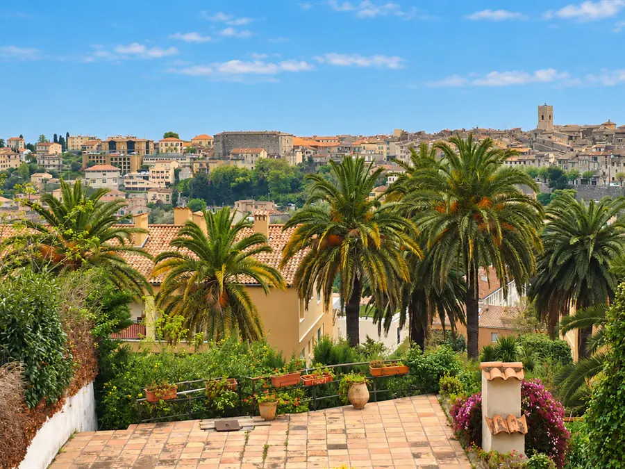Vence vue d’une terrasse plantée de palmiers
