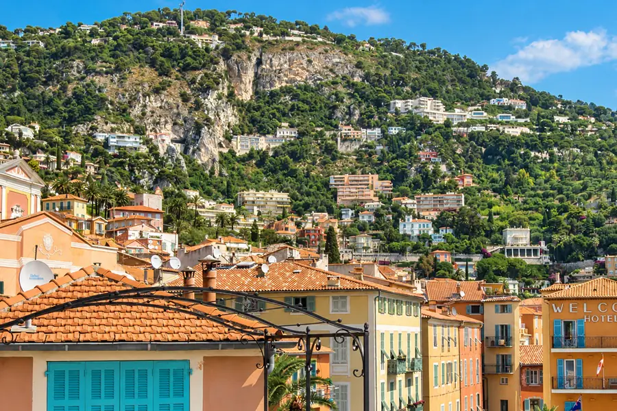 The ocher facades of the old town at the foot of the mountain