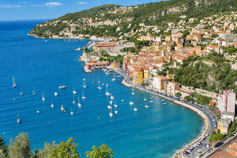 La rade de Villefranche-sur-Mer vue des hauteurs : la vieille ville, la citadelle, le port et les voiliers au mouillage